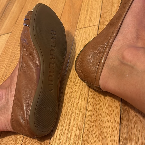 In like new condition Burberry flats! Size 8 Worn only twice. - Picture 5 of 9